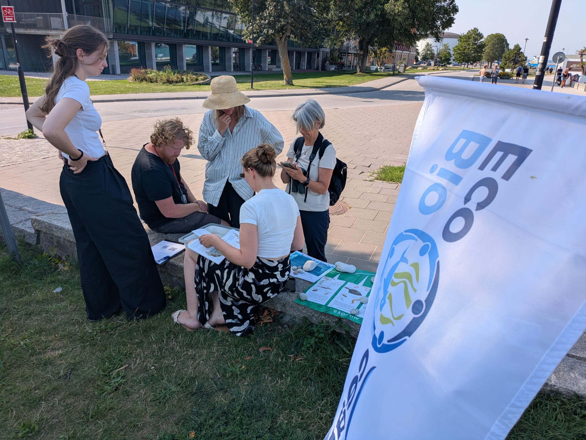 1. Mathilda Karlsson and Beata Wolgers engaging with the public